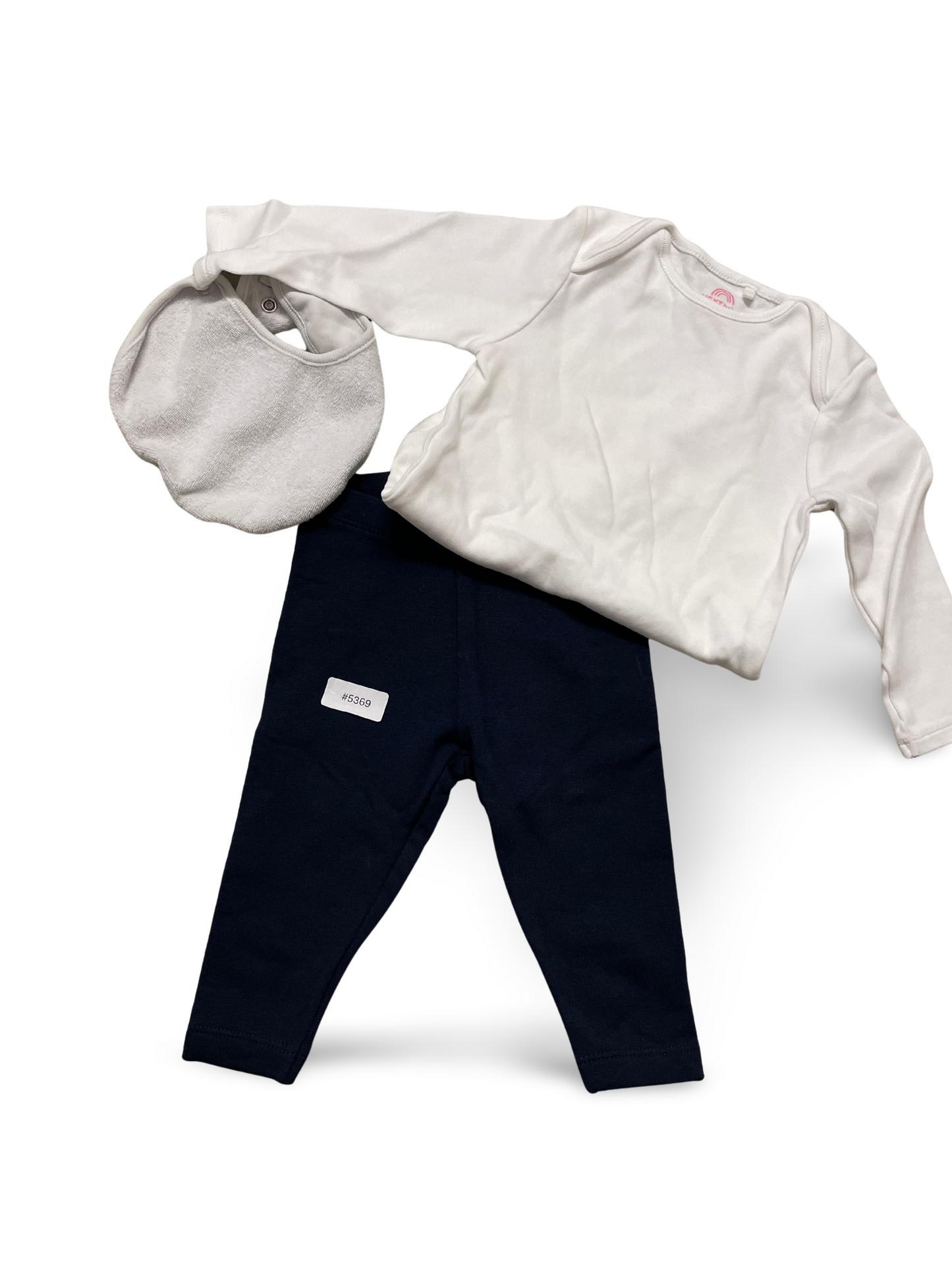 Weisser Langarmbody mit dunkelblauen Leggings und Lätzchen - Gr. 62