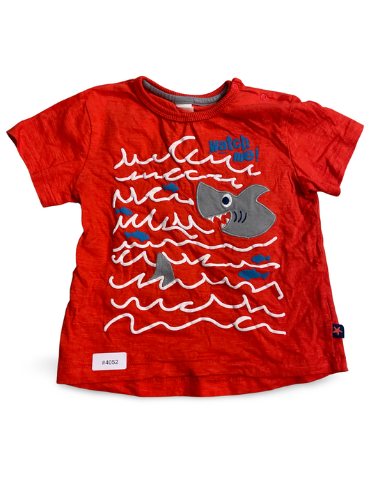 Rotes T-Shirt mit Haifischmotiv - Gr. 86