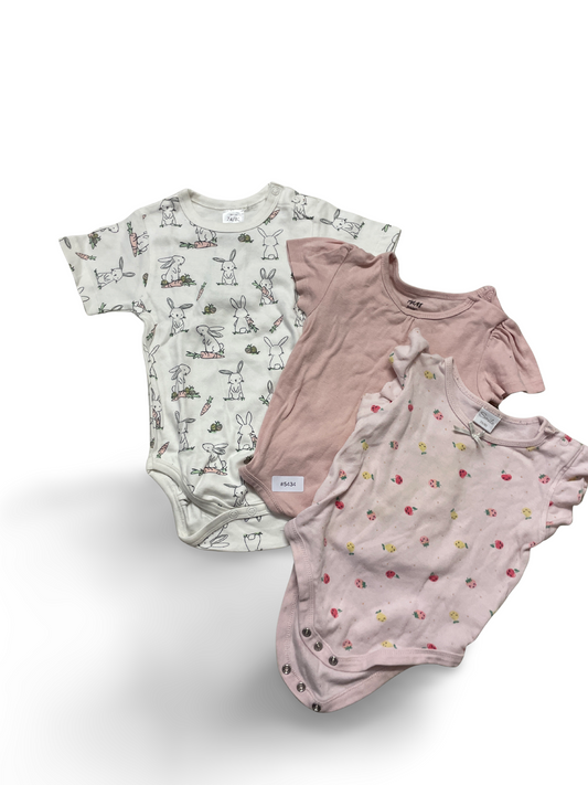 3er Bundle Strampler Rosa und Weiss mit Hasen- und Erdbeerprint - Gr. 74
