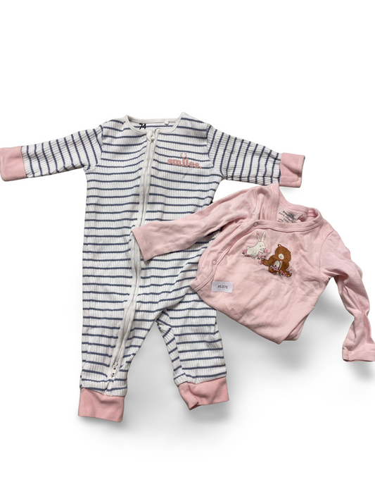 Gestreifter Strampler mit Fuesse und rosa Wickelbody - Gr. 74