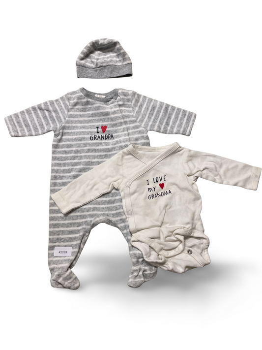 Gestreifter Strampler mit Mütze und Wickelbody - Gr. 50