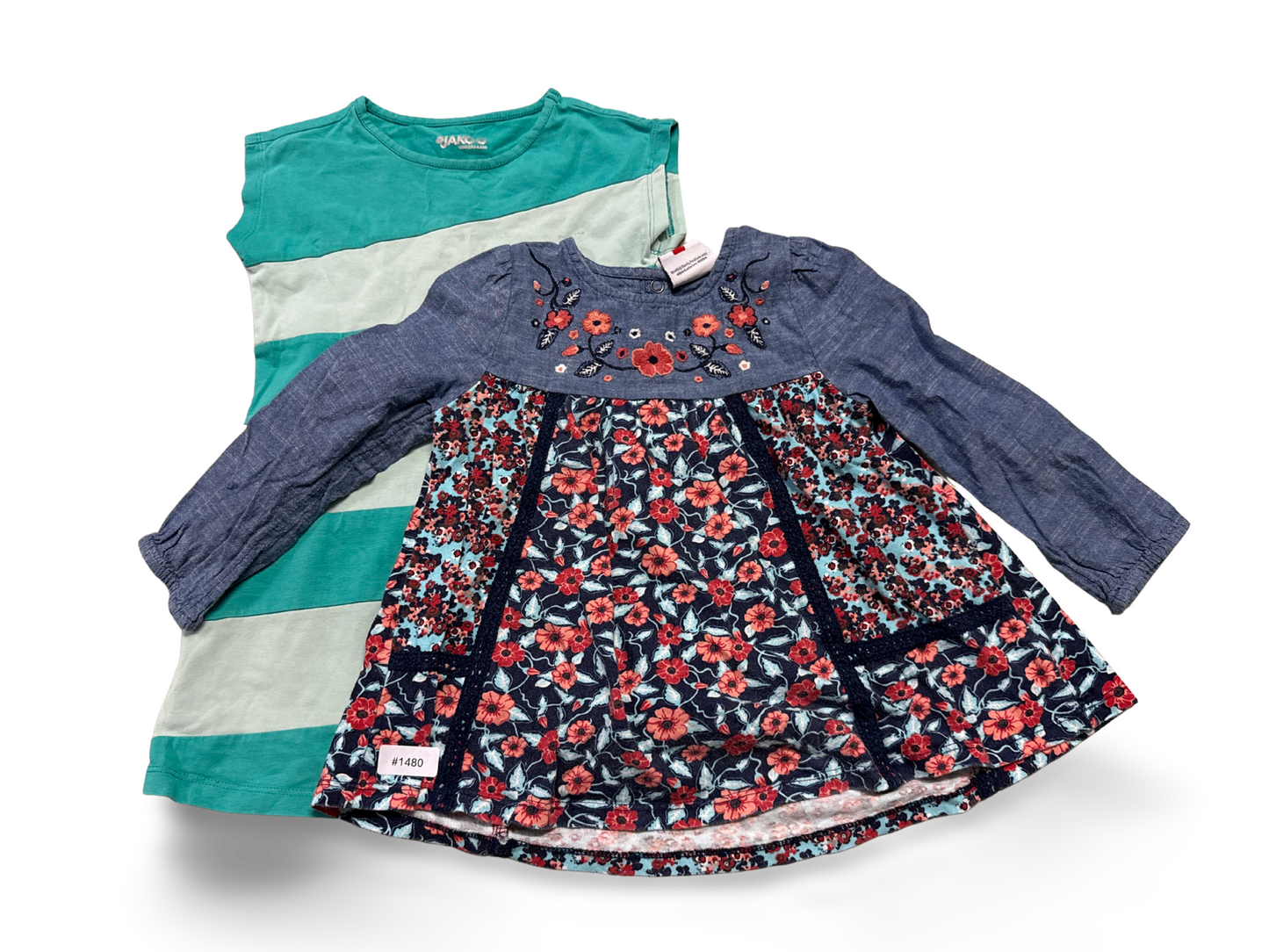 2er Bundle Kleider: Gestreiftes ärmelloses Kleid und geblümtes Langarmkleid - Gr. 104