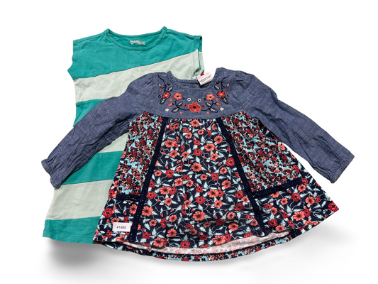 2er Bundle Kleider: Gestreiftes ärmelloses Kleid und geblümtes Langarmkleid - Gr. 104