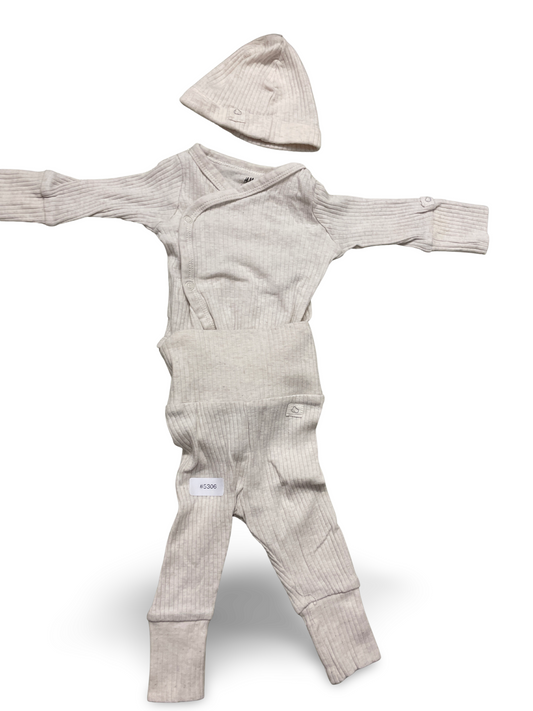 Wickelbody mit Fusshose und Mütze - Gr. 56