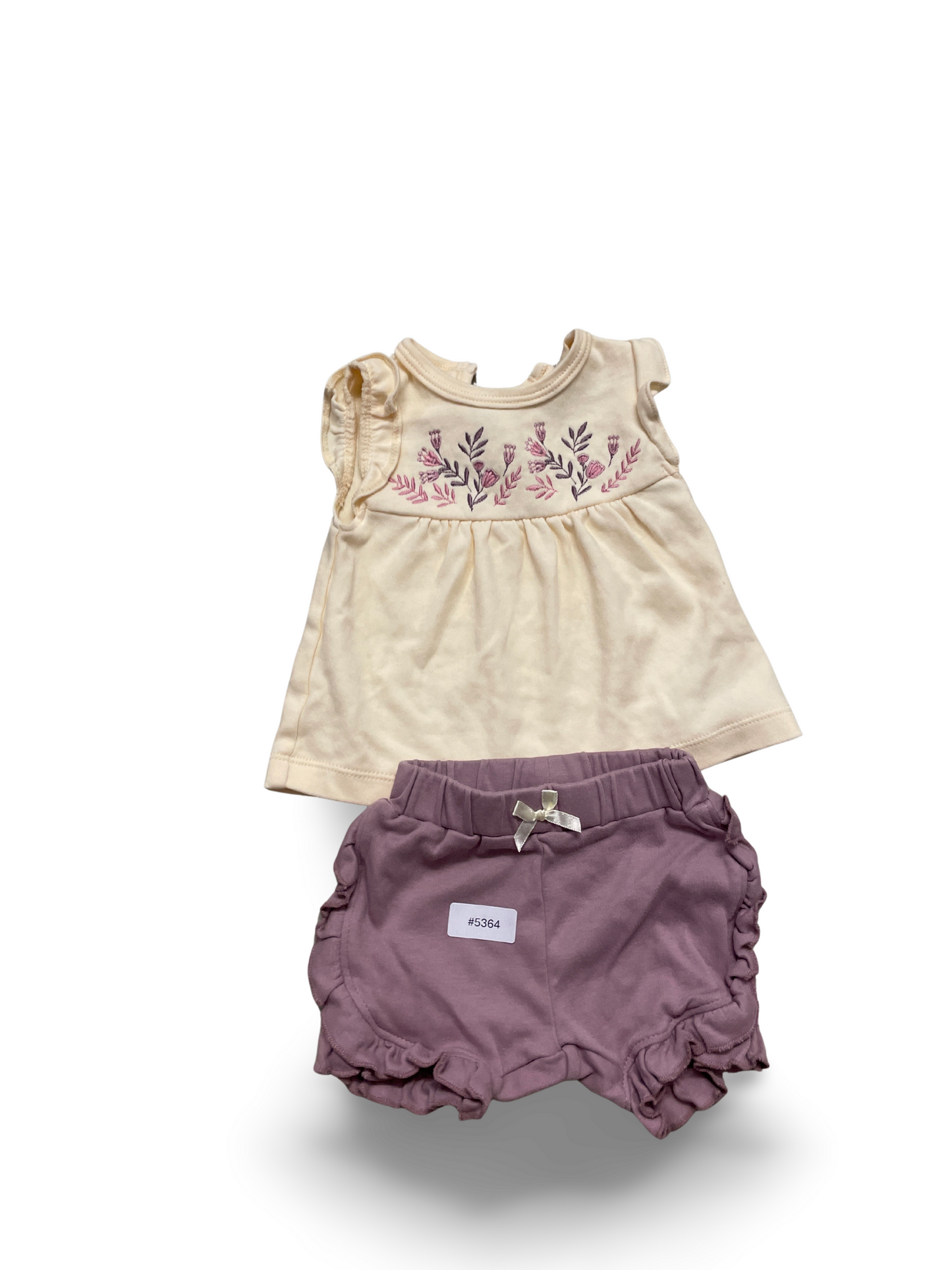 Top mit Blumenstickerei und Rüschenshorts - Gr. 62
