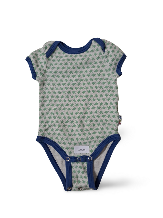 Strampler mit grünen Sternen und blauem Saum - Gr. 56