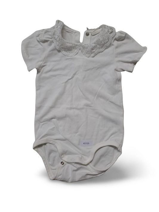 Weisser Kurzarm-Body mit Spitzenkragen - Gr. 86