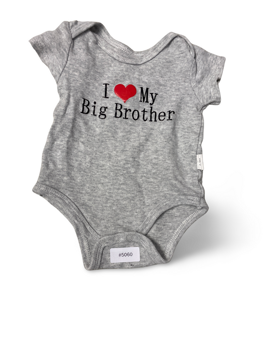 Grauer Strampler mit Big Brother Herzprint - Gr. 56
