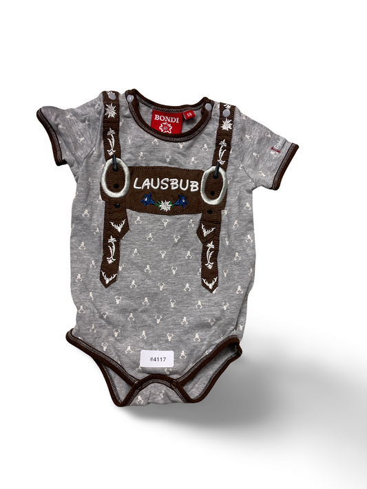 Kurzarm Strampler mit Lederhosen-Optik und Lausbub-Print - Gr. 68