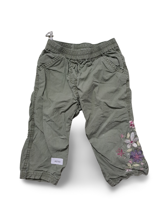 Grüne Hose mit Blumenstickerei - Gr. 86
