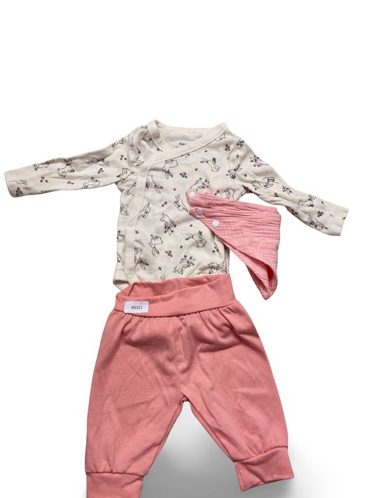 Wickelbody mit Hasenprint, rosa Jogginghose und Halstuch - Gr. 62