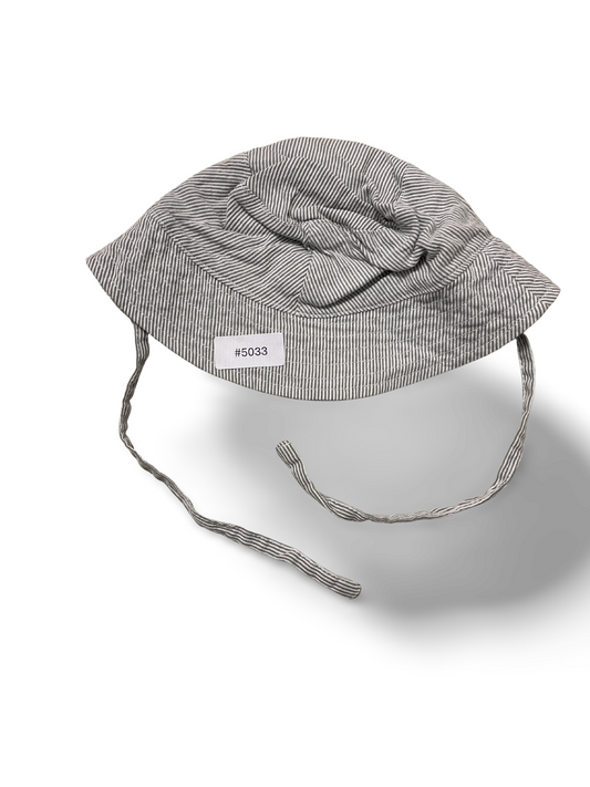 Grau-weiss gestreifter Babyhut mit Kinnband - Gr. 68