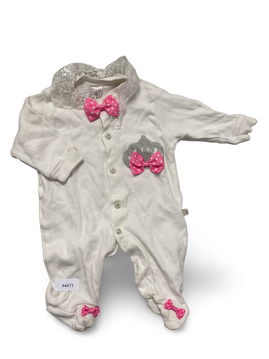 Weisser Strampler mit pinken Schleifen und Spitzenkragen - Gr. 68