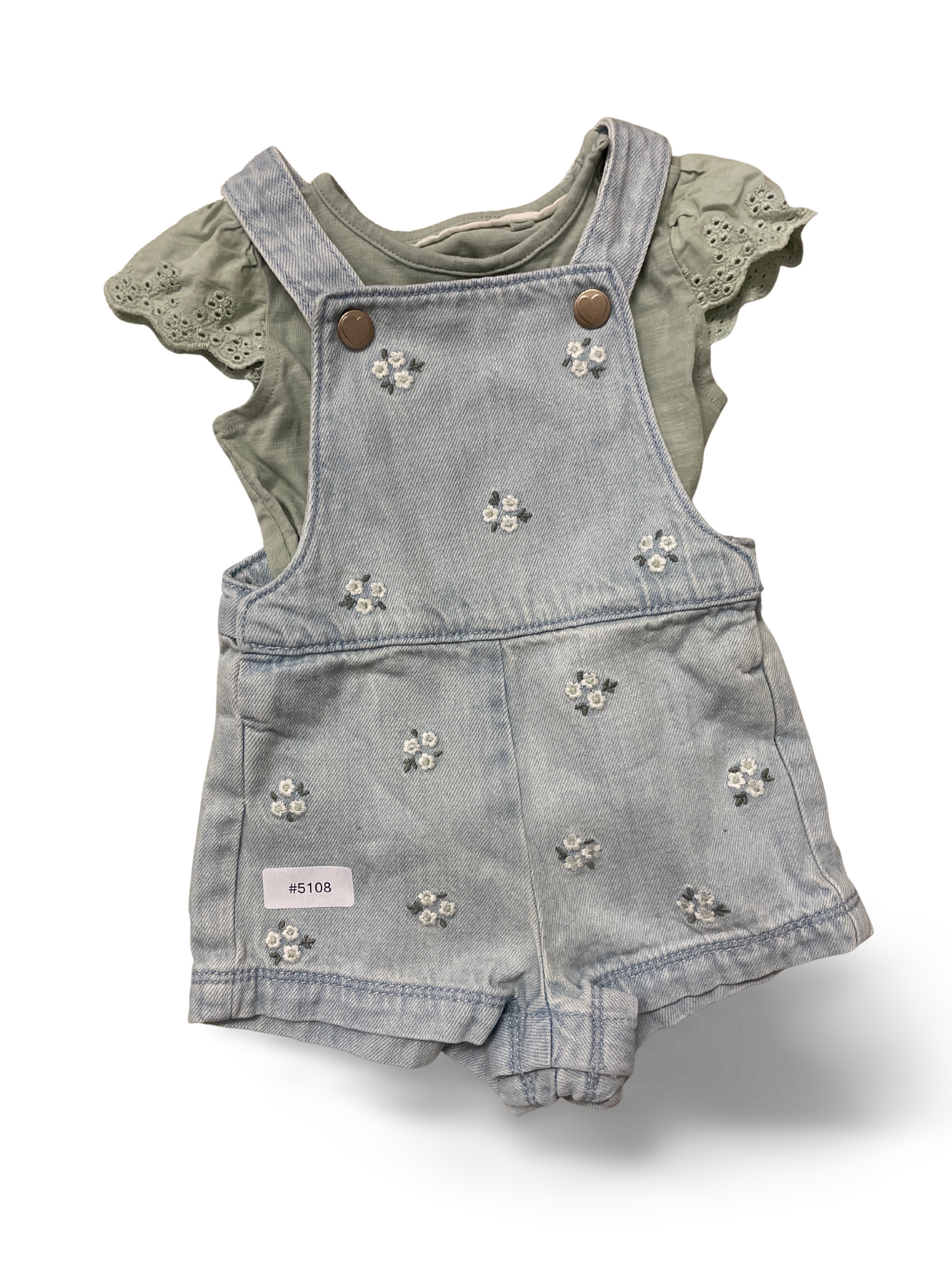 Jeans-Latzshorts mit Blumenstickerei und grünem Shirt - Gr. 62