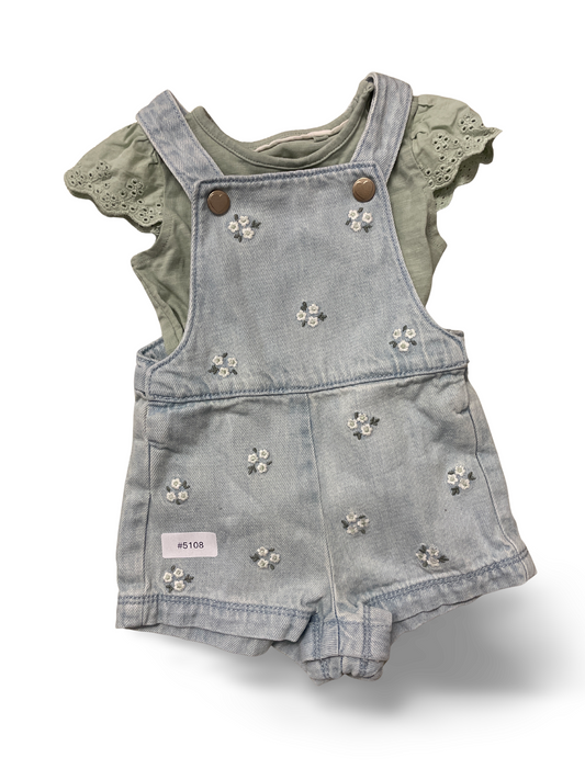 Jeans-Latzshorts mit Blumenstickerei und grünem Shirt - Gr. 62