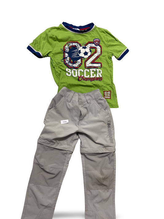 T-Shirt mit Fussballprint und graue Cargohose - Gr. 116